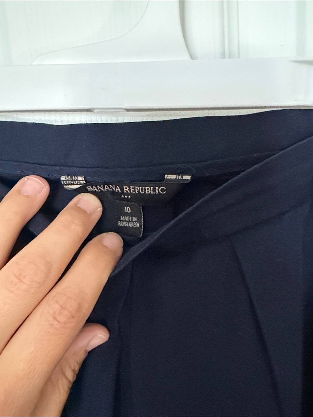 Banana Republic Pleated Midi Skirt w/pockets - Picture 3 of 7